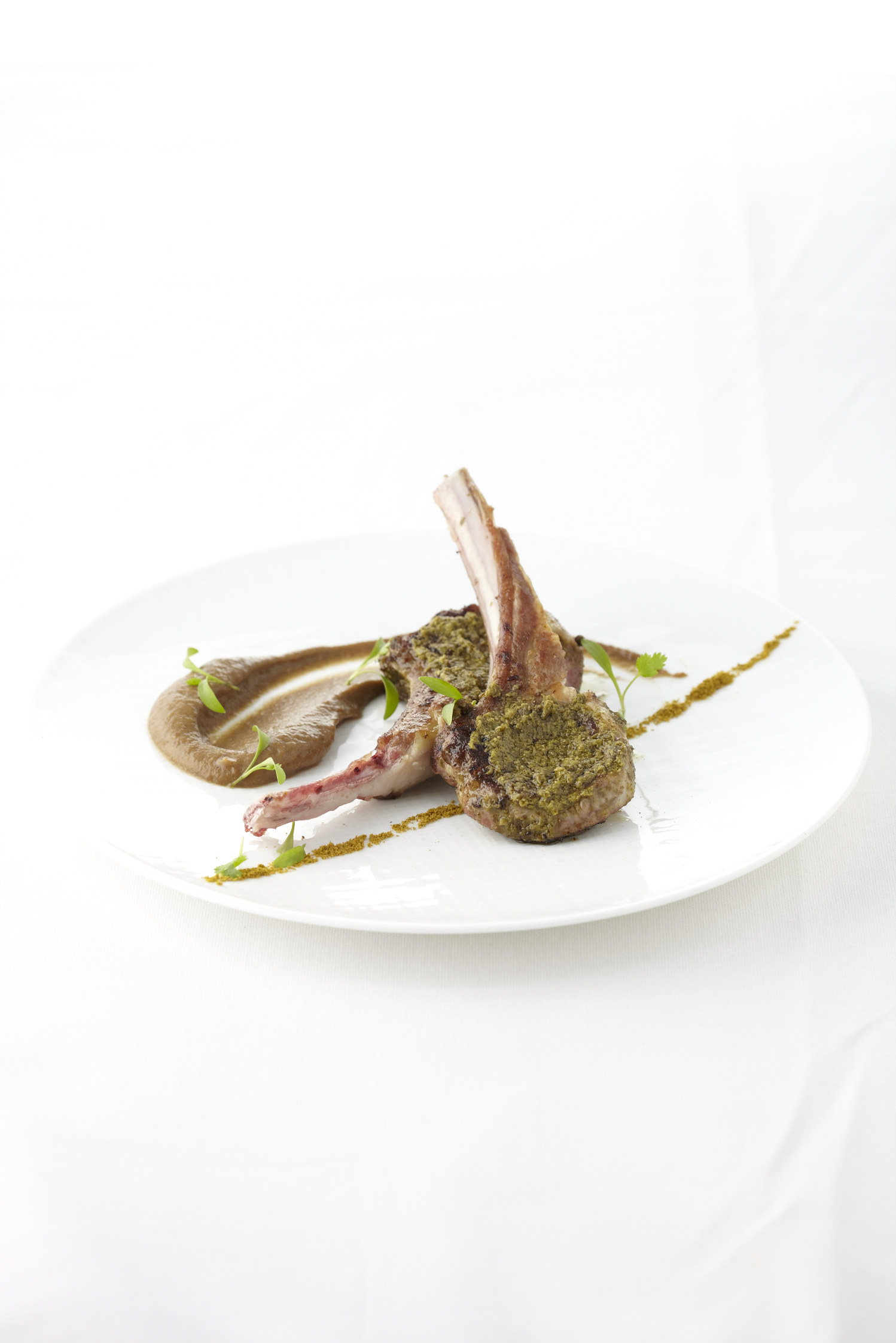 Côtes d’agneau grillées au pesto d’ail des ours, purée d’aubergine au