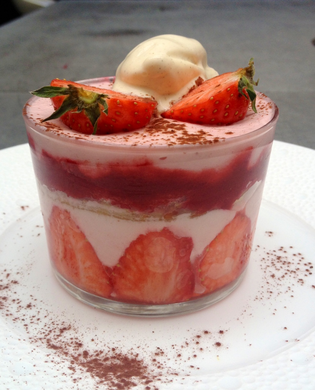 Charlotte toute rose aux fraises Guariguette et rhubarbe, créme légère à la vanille bourbon et biscuits croustillants